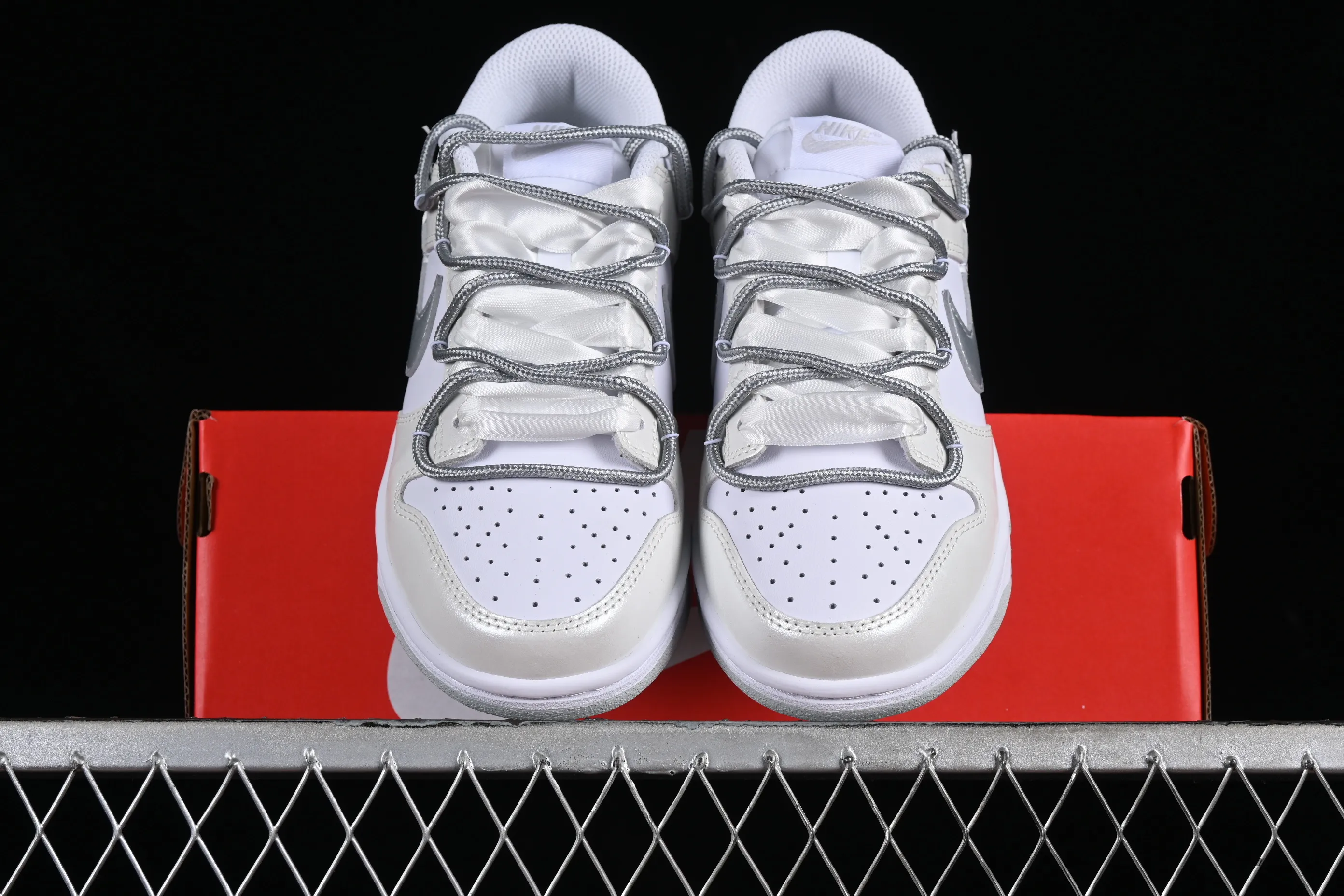 All Categories Nk SB Dunk Series Nk SB Dunk Low Low-top sneakers Nk Dunk Low Fresh silver ballet lace strap SB strap low-top casual sneakers DH9765-102